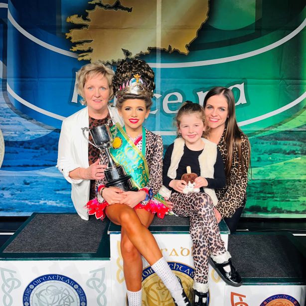 Elaina Lawrence Girls U12 Champion pictured with her family